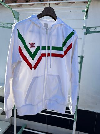 Chaqueta Adidas con diseño tricolor