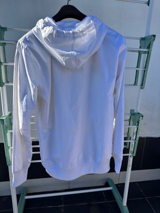 Chaqueta Adidas con diseño tricolor