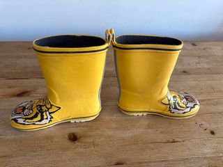 Botas de agua amarillas con tigre