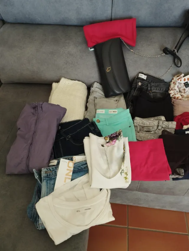 Lote de 23 prendas de ropa chica