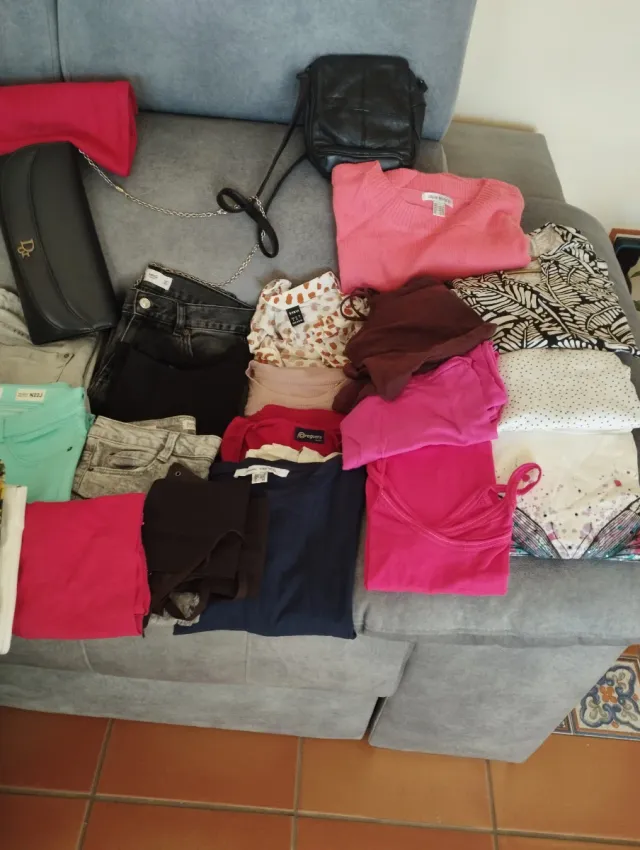 Lote de 23 prendas de ropa chica
