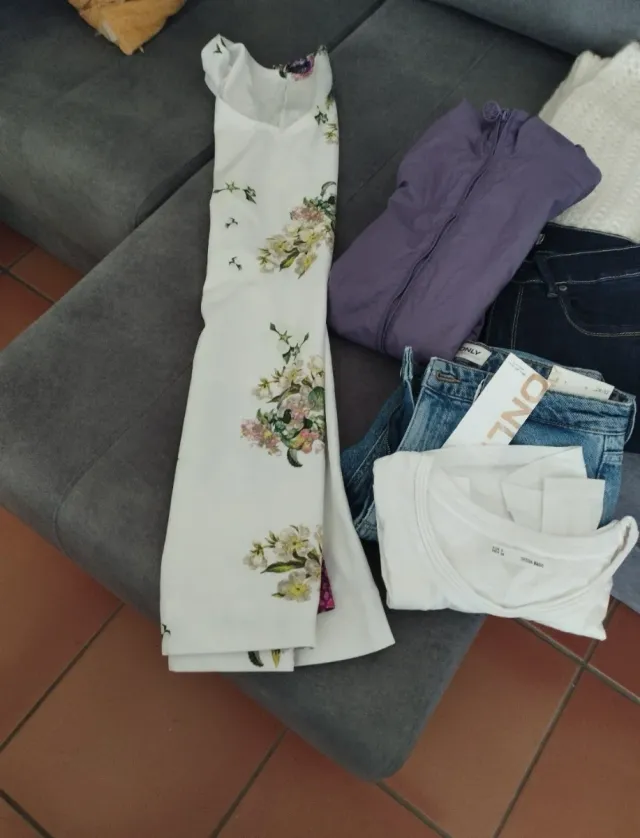 Lote de 23 prendas de ropa chica