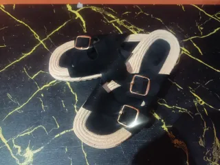 Sandalias negras con hebillas doradas