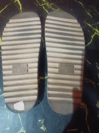 Sandalias negras con hebillas doradas