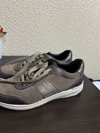 Zapatos casuales grises y marrones