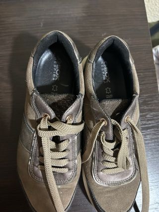 Zapatos casuales grises y marrones