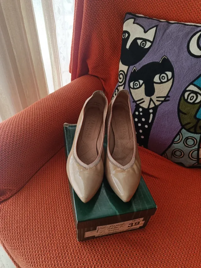 Zapato salón charol Hispanitas beige talla 39