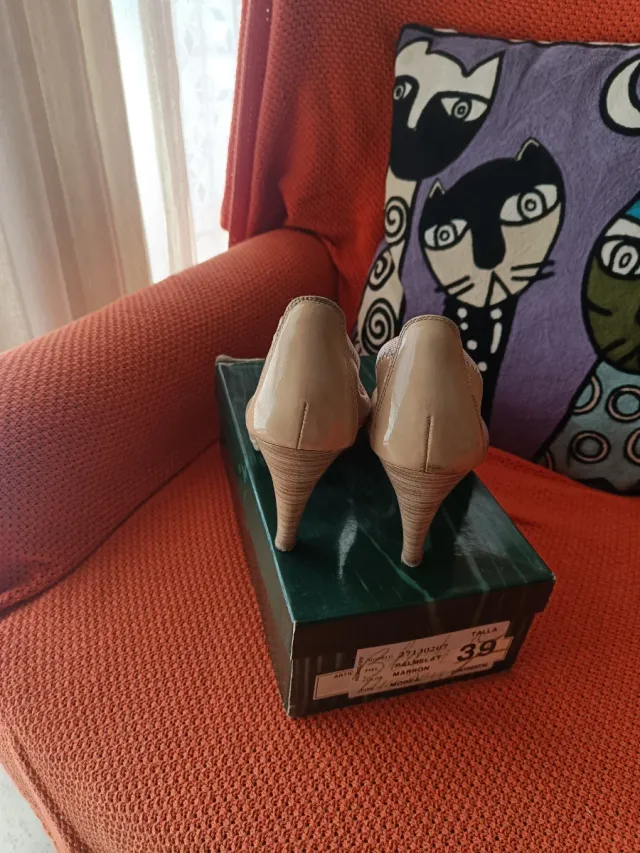 Zapato salón charol Hispanitas beige talla 39