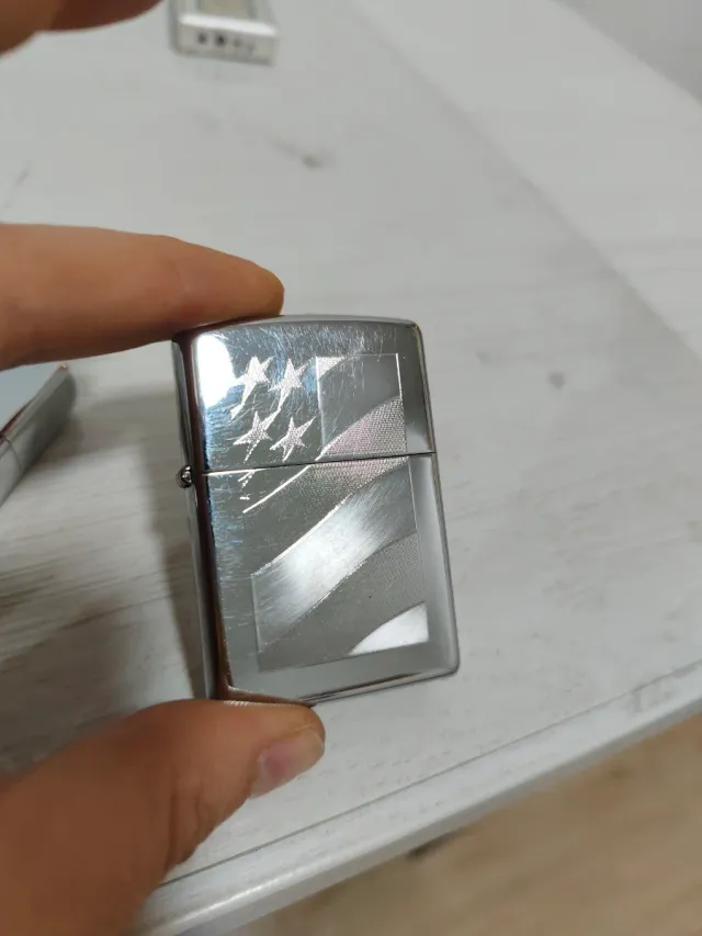 Accendino Zippo argentato