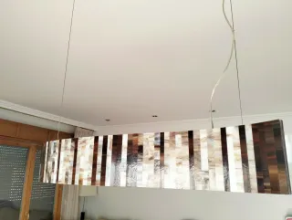 Lámpara de techo de cristal y madera