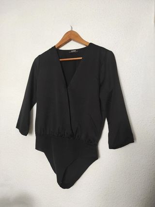 Body negro satinado escote pico Zara fiesta evento