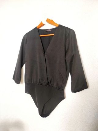 Body negro satinado escote pico Zara fiesta evento