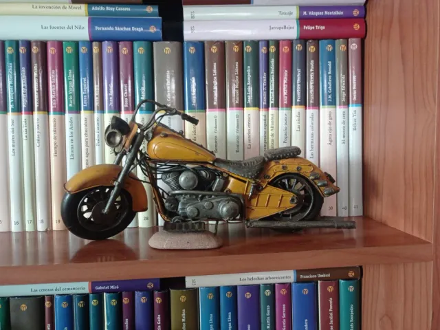 Moto Decorativa Amarilla