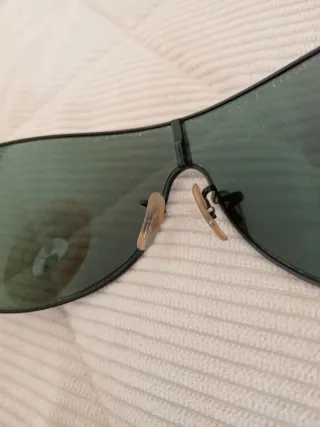 Gafas de sol Ray-Ban negras y verdes