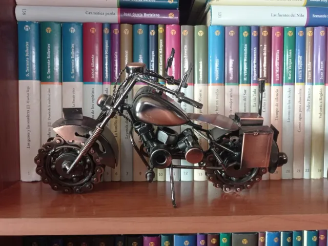 Moto decorativa de metal