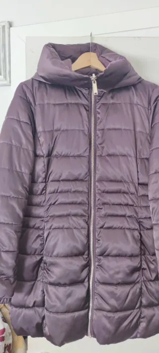 Plumífero morado con capucha