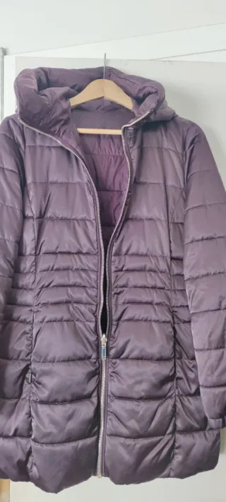 Plumífero morado con capucha