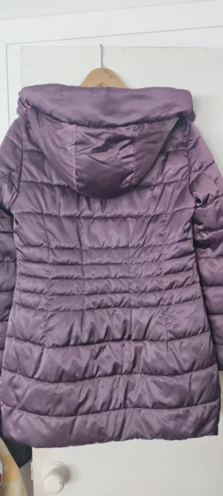 Plumífero morado con capucha