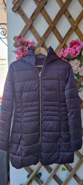 Plumífero morado con capucha