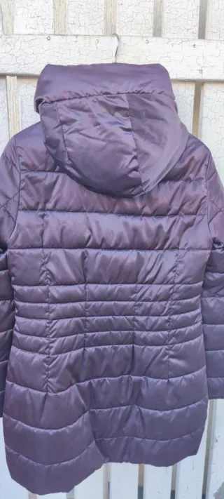 Plumífero morado con capucha