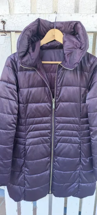 Plumífero morado con capucha