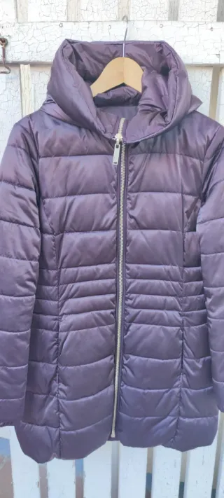 Plumífero morado con capucha