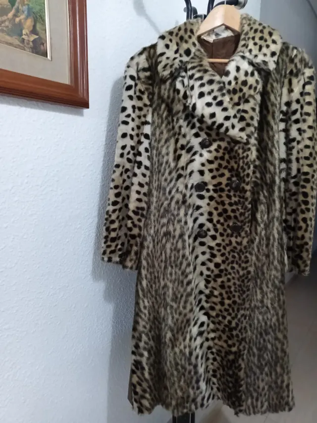 Abrigo piel sintética estampado leopardo. Vintage.
