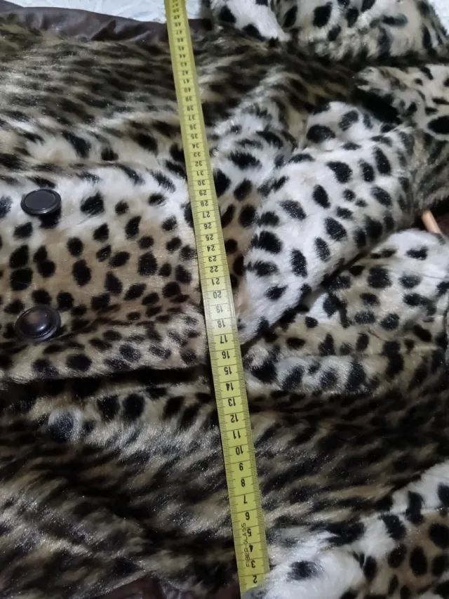 Abrigo piel sintética estampado leopardo. Vintage.