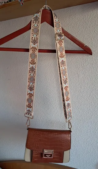 Bolso marrón y beige con correa estampada