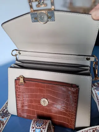 Bolso marrón y beige con correa estampada