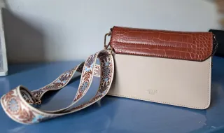 Bolso marrón y beige con correa estampada
