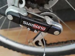 Bicicleta de montaña morada y blanca