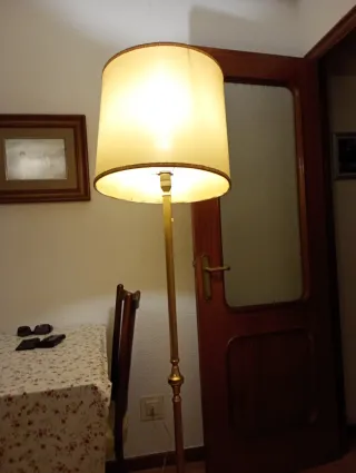 Lámpara de pie dorada