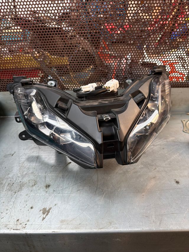 Faro Delantero Yamaha T-Max 560 2023