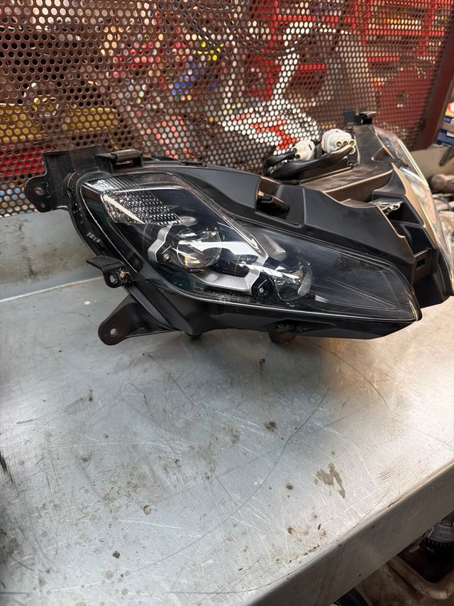 Faro Delantero Yamaha T-Max 560 2023