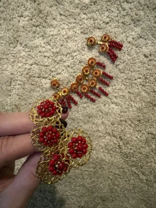 Aderezo de coral y oro