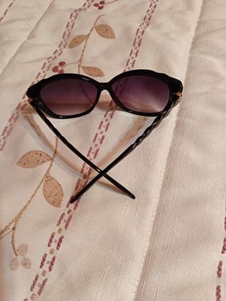 Gafas de sol negras y moradas