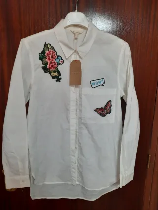 Camisa blanca con parches