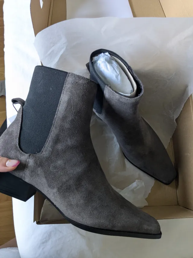 Botín tacón serraje Mango gris