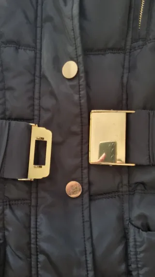 Anorak Vero Moda negro con detalles dorados