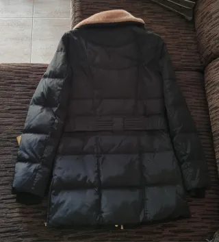 Anorak Vero Moda negro con detalles dorados