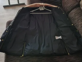 Anorak Vero Moda negro con detalles dorados