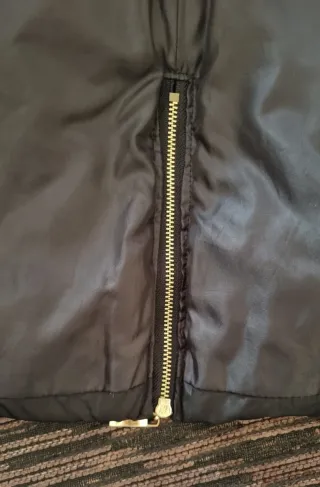 Anorak Vero Moda negro con detalles dorados