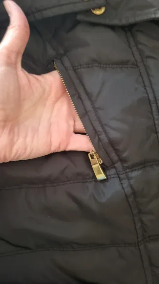 Anorak Vero Moda negro con detalles dorados