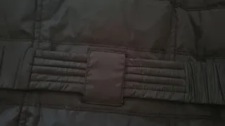 Anorak Vero Moda negro con detalles dorados