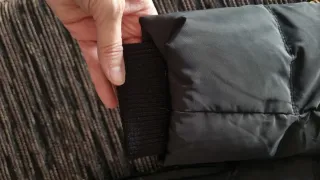 Anorak Vero Moda negro con detalles dorados