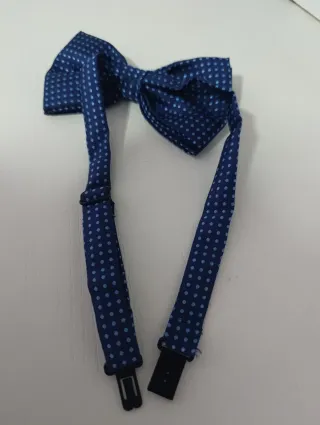 Pajarita azul con puntos