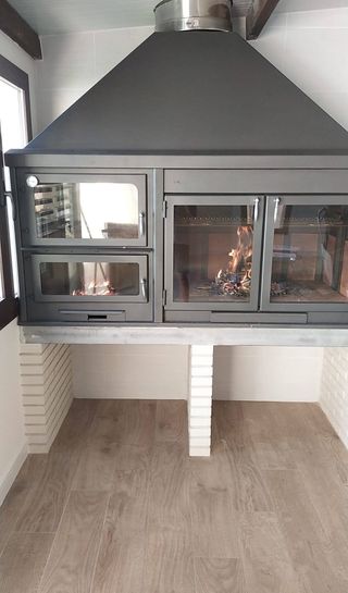 Griglia in metallo nero per barbecue