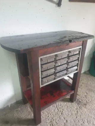 Mesa de trabajo industrial con cajones