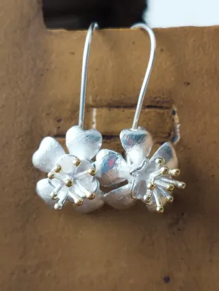 Pendientes Plata Flor con Detalles Dorados